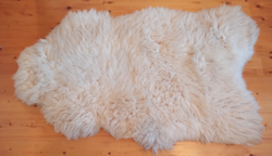 Gyönyörű, 130x80-as, 10 cm magas szőrű báránybőr szőnyeg