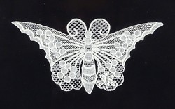 1C881 Pillangós halasi csipke ovális keretben