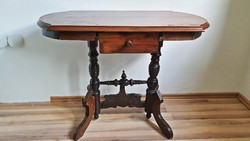 Eladó gyönyörű, antik, ó-német asztal,lerakó, szép faragásokkal.