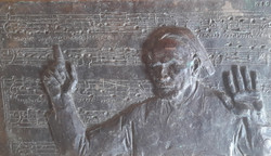 Kodály vezényli a Psalmus Hungaricust - bronz dombormű fára applikálva (iparművészet, relief)