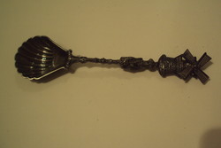 Caviar feeding spoon with fan-shaped head and ornate handle.