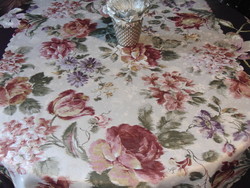 Szépséges virágos selyemdamaszt asztalterítő