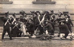 Katona csoportkép, csata eljátszás