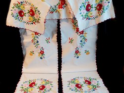 Kalocsai és mezei virág mintával kézzel dúsan hímzett 3 részes függöny drapéria