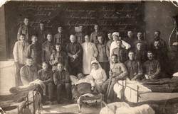 Katona csoportkép, kórház, orvos, nővér, dohányozni tilos felirat hátul, hordágy