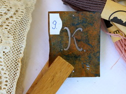 Antik réz betű sablon, hímzéshez, kelengyéhez, gyűjteménybe Nr.9.