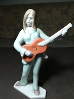 Aquincumi gitáros porcelán lány