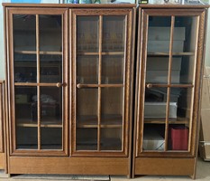 Üvegajtós vitrin/könyv szekrény garnitúra