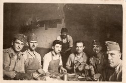 Katona csoportkép 1942, magyar, Gyetvai Ferenc, cipészek, cipőjavítás 9x6 cm