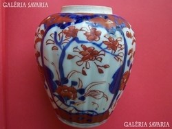 Régi imari váza Japán, , festett porcelán, Imari - jellegű kék- vörös virágdísszel, a peremen pici s
