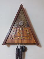 Háromszög alakú Szu,kakukkos falióra , szervizelt szerkezettel ,szép fa tokkal ,jó működéssel