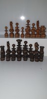 Fa faragott sakk figurák.