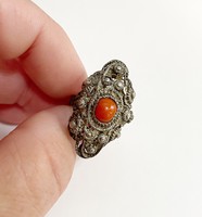 Antik ezüst gyűrű korall kővel