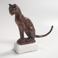 Zocskár Andrea: Ülő cica., bronzszobor