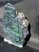 Természetes Vivianit ásvány, kisebb mészköves anyakőzet maradvánnyal. Erdélyi darab. 50 gramm.