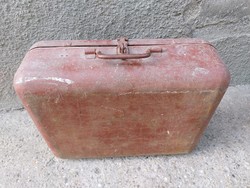 régi vas szerszámos bőrönd