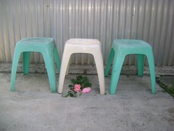 Három darab retro műanyag szék