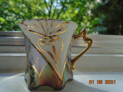 Szecessziós architekturális formákkal,kézzel festett arany virágokkal, 6 szögletes mokkás csésze