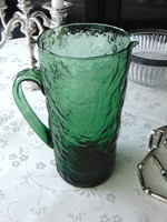Zöld öntött üveg kancsó
