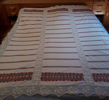 Erdélyi házi-szőttes ágytakaró / ágyterítő horgolt csipke betéttel (szimpla ágyra)