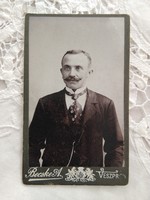 FOGLALT Máténak! Antik CDV/vizitkártya/keményhátú műtermi fotó, férfi portré Becske A. Veszprém