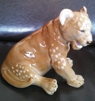 Leopárd (vagy oroszlán?) kölyök porcelán figura / állatfigura / szobor / dísztárgy (talán Royal Dux)