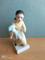 Hollóházi porcelán babázó lány