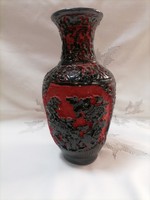 Fekete-piros keleti váza