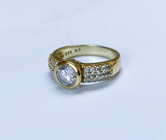 Aranyozott, köves ezüst gyűrű.