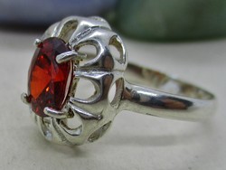 Klasszikus  ezüst gyűrű nagy csiszolt rubinvörös kővel