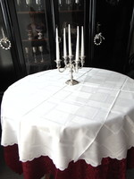 Elegáns fehér selyemdamaszt asztalterítő 160 cm kerek