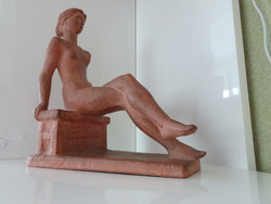 Pihenő női akt jelzett kerámia szobor.