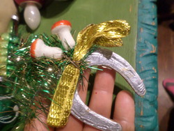 Retro karácsonyfadísz / papír szerencsepatkó gombával , fenyőággal /