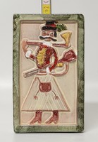 "Gál Béla" jelzett, vadász népviseletben színes mázas, iparművészeti kerámia falidísz (1876)