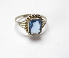 Kék köves ezüst gyűrű.