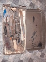 Patináns régi cipészszerszámok korhü dobozban