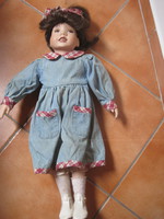 Nagyméretű,fekete hajú porcelán baba !