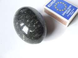 Fekete márvány tojás-tyúktojás nagyságú