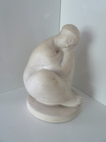 Kucs Béla pihenő nő szignózott  terrakotta szobor. 19 cm magas.