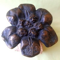 Bronz virág, nehezék márvány alapba ültetve