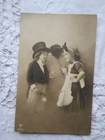 Antik szépia fotólap/képeslap gyerekek, kisfiú cilinderben, kislány tollseprővel 1912
