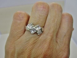 Csinos fehér köves ezüstgyűrű