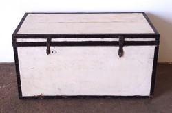 1F832 Antik veretes fehér színű fenyő láda hajóláda faláda