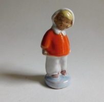 Mini retro kerámia gyerekfigura - kendős kislány 6.5 cm