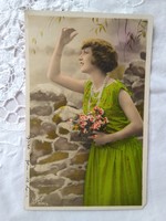 Antik kézzel színezett romantikus fotólap/képeslap, hölgy zöld ruhában, gyöngysor, virágok 1930