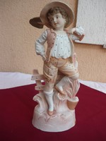 Egy gyönyörű antik  porcelán szobor, kalapos ífjú ásóval, 33,5 cm magas, 1 forintról.