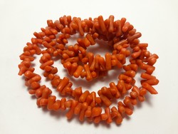 Korall ágdarabokból fűzött nyaklánc
