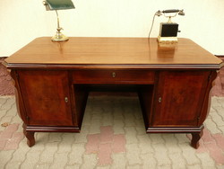 Antik, körbe intarziás, térbe rakható igazi főnöki íróasztal nagyon szép állapotban 1920 környéke