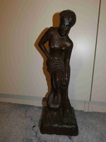 Faragott női akt fa szobor. Magassága 42 cm, súlya 1,75 kg.