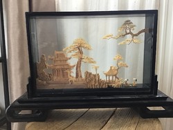 Régi kínai üveg vitrinben faragott parafa tájkép fa talpazaton